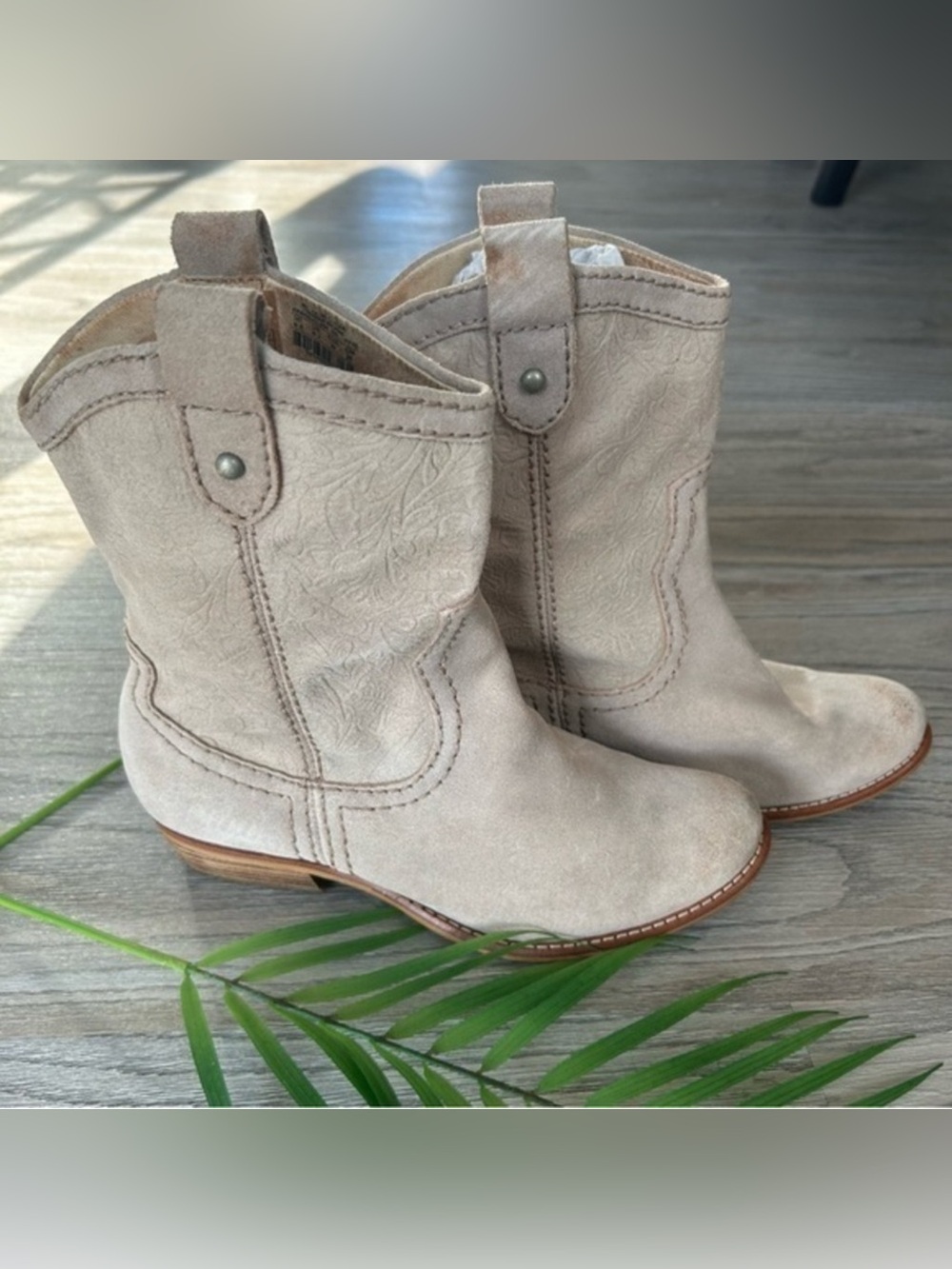 🌸 Fossil Light Beige Suede Western Ankle Boots
